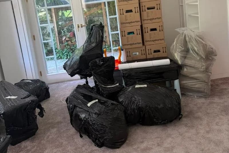 Fachgerecht verpackte Möbel und Umzugskartons in einer Wohnung