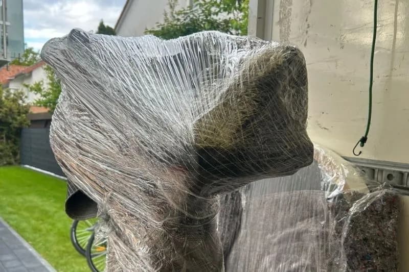 Mit Stretchfolie gesichertes Möbelstück vor dem Transport