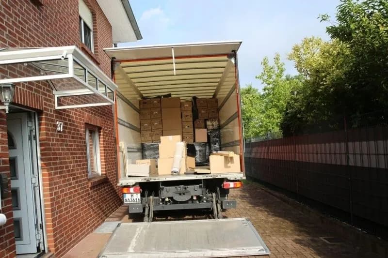 Umzugs-LKW beladen für den Umzug nach Leipzig